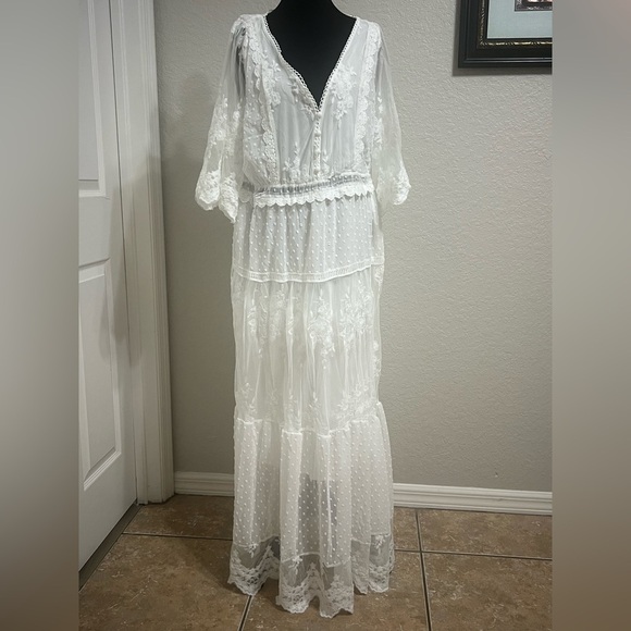 Elegant White Lace Dress - Picture 9 of 11